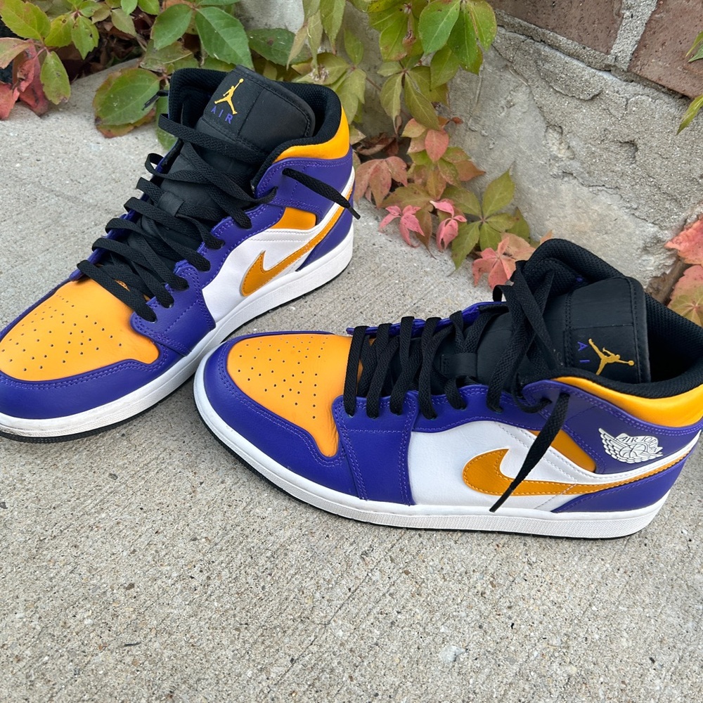 NIKE AIR JORDAN MID  1s